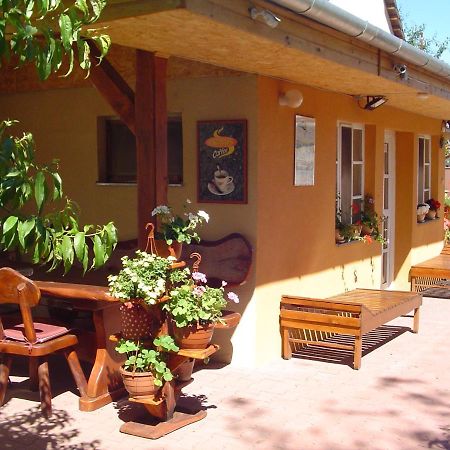 Hunter Villa Štúrovo Екстериор снимка